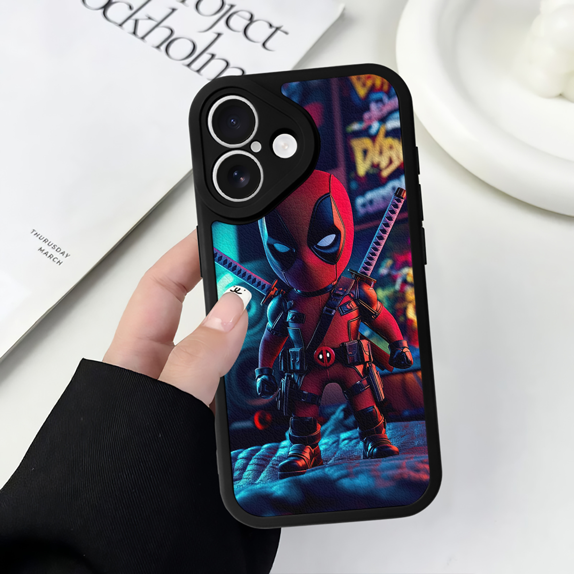 （画像用） Deadpool デッドプール 【iPhone 16シリーズ対応】シリコンスマホケース（レザー調） 材質：シリコン
